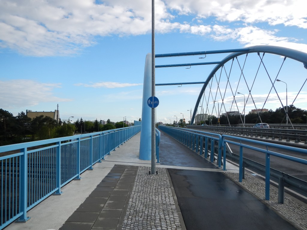 Wiadukt, przez który wjeżdża się na osiedle Bartodzieje od strony Osielska (w tle kościół  przy parafii Zmartwychwstania Pańskiego) 