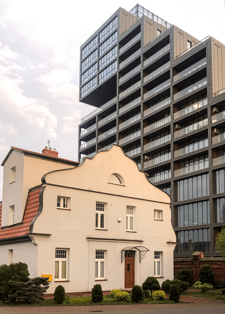 Kampus Wyższej Szkoły Gospodarki, a w tle bydgoska Godzilla czyli Nordic Haven