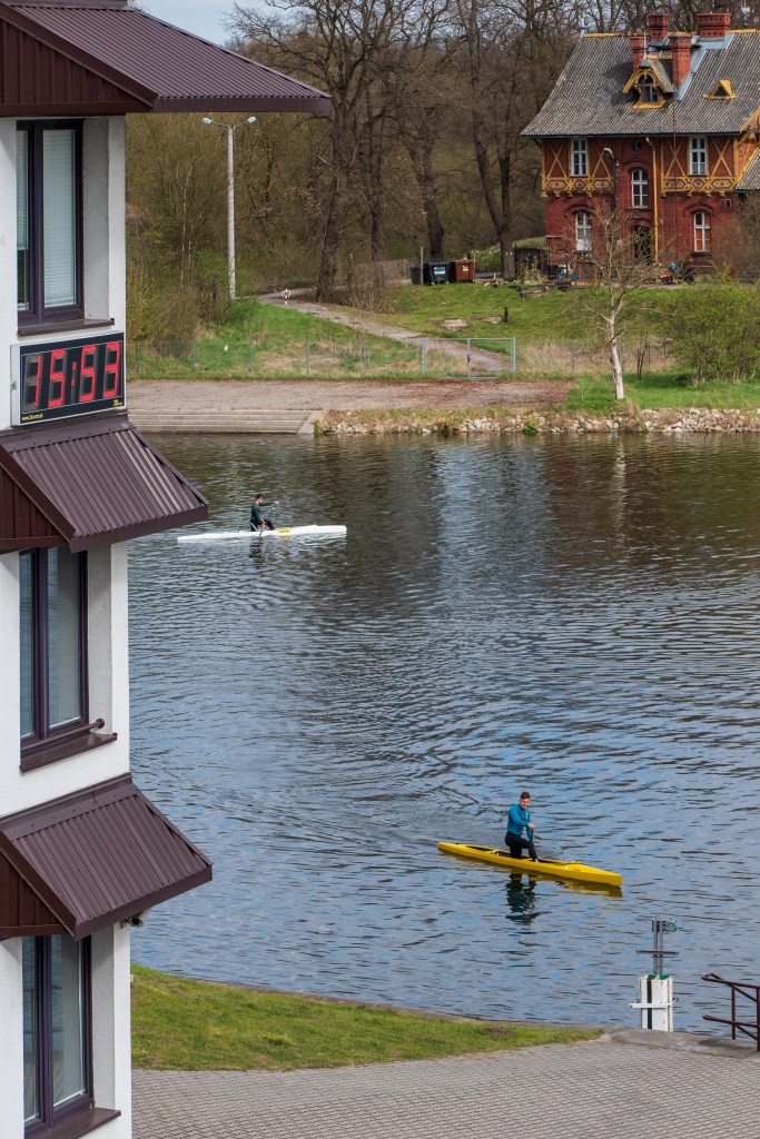 Wieża sędziowska, tor, a w tle dom śluzowego