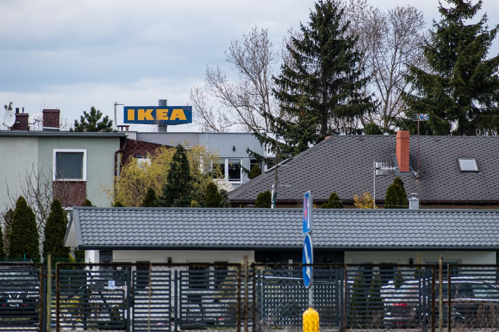 Typowa zabudowa Brdyujścia a w tle Ikea