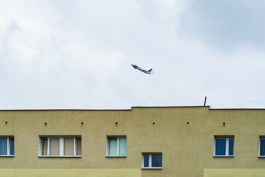 Samolot LOT-u nad Bydgoszczą