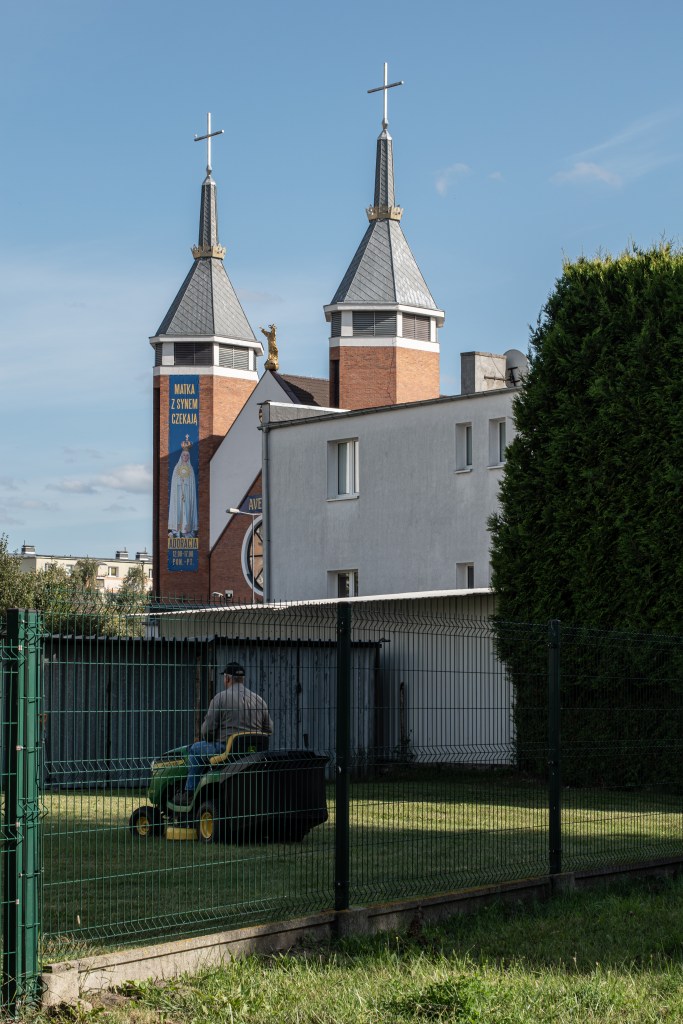 W tle świątynia podlegająca pod parafię Matki Bożej Fatimskiej