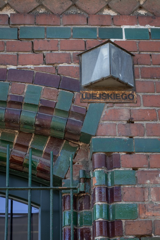 XIX -wieczny budynek, a w tle socjalistyczna wielka płyta