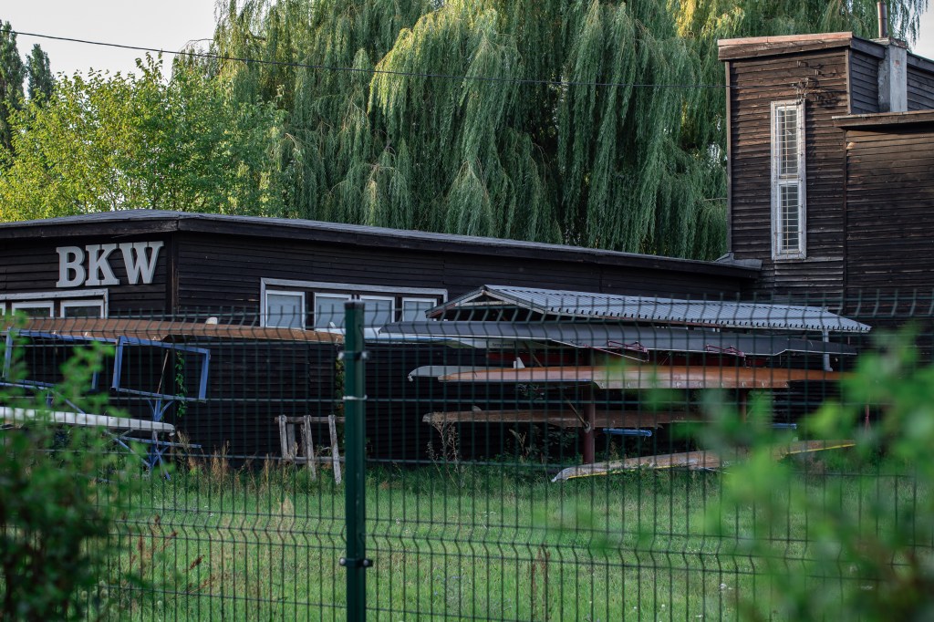 Drewniana przystań Bydgoskiego Klubu Wioślarek