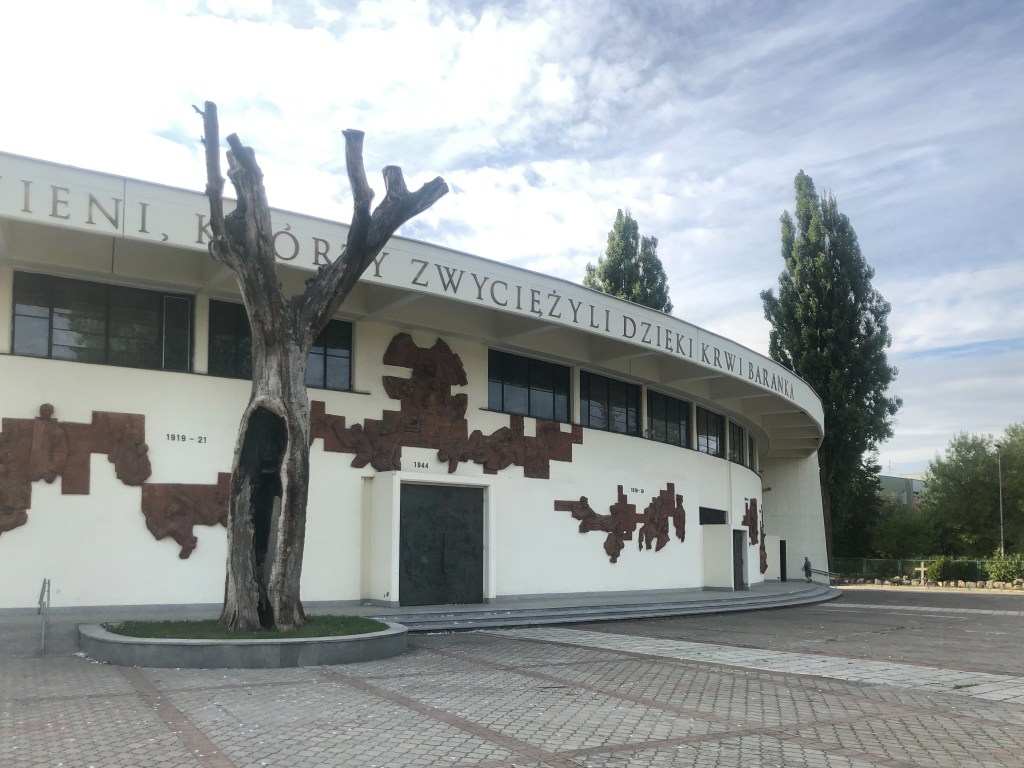 Kształt świątyni nawiązuje podobno do spotykających się na morzu barek