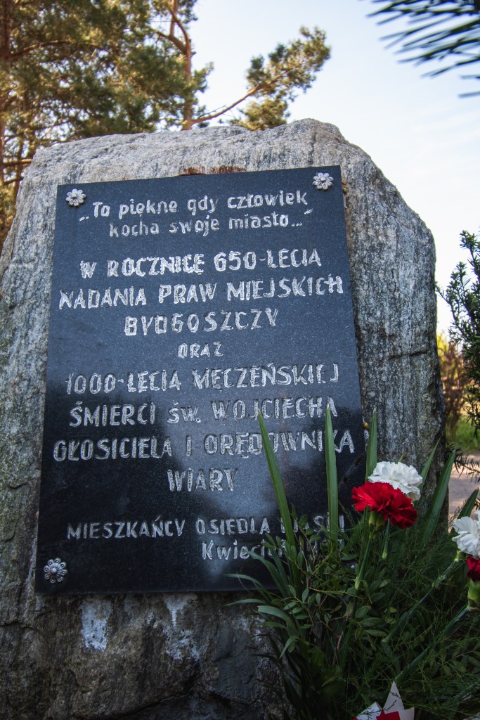 Obelisk przed kościołem