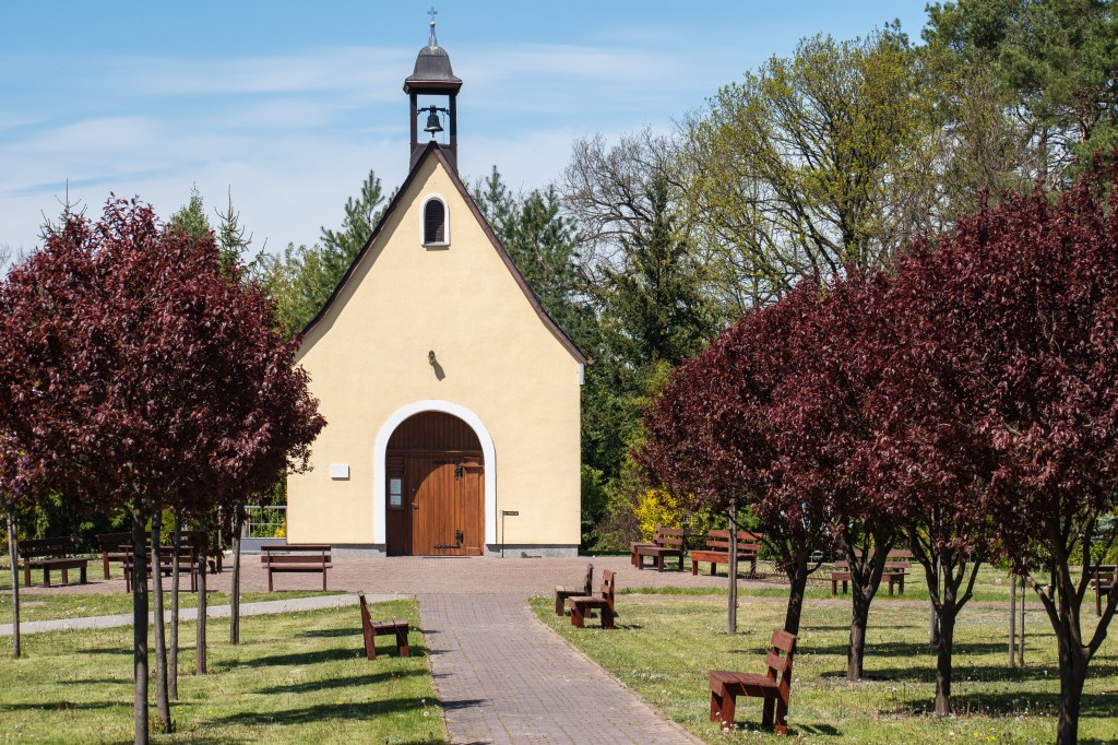 Kościółek niewielki, acz klimatyczny na osiedlu Piaski