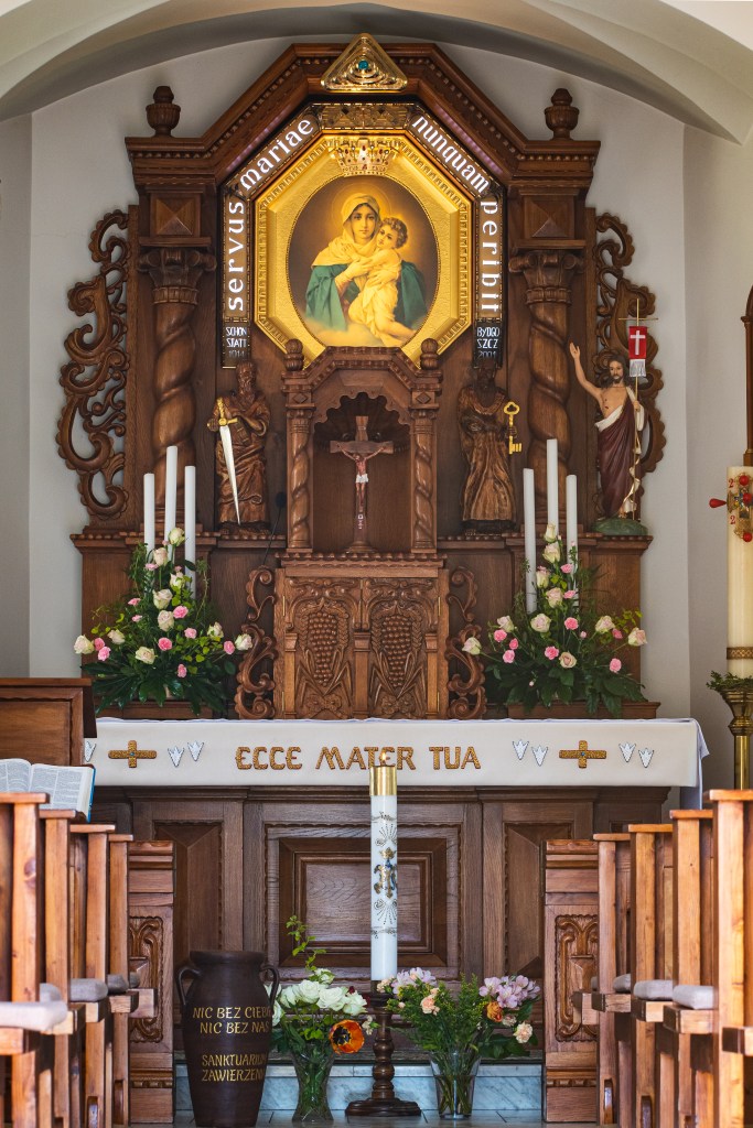 Wnętrze sanktuarium z barokowym ołtarzem