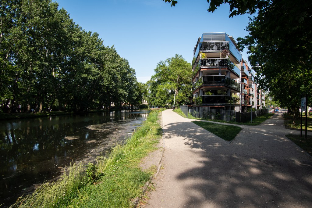 Nowy apartamentowiec, a tuż obok Stary Kanał Bydgoski