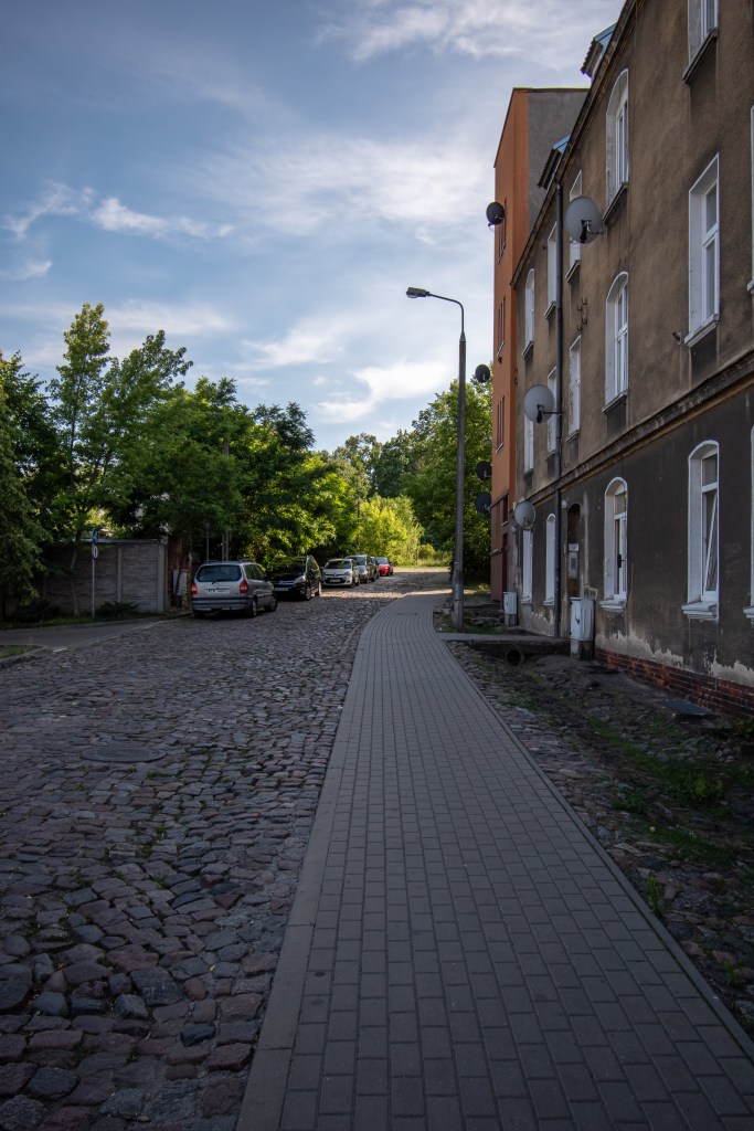 Początek ulicy Czerwonego Krzyża - gdzieś tutaj mieściła się kiedyś cegielnia