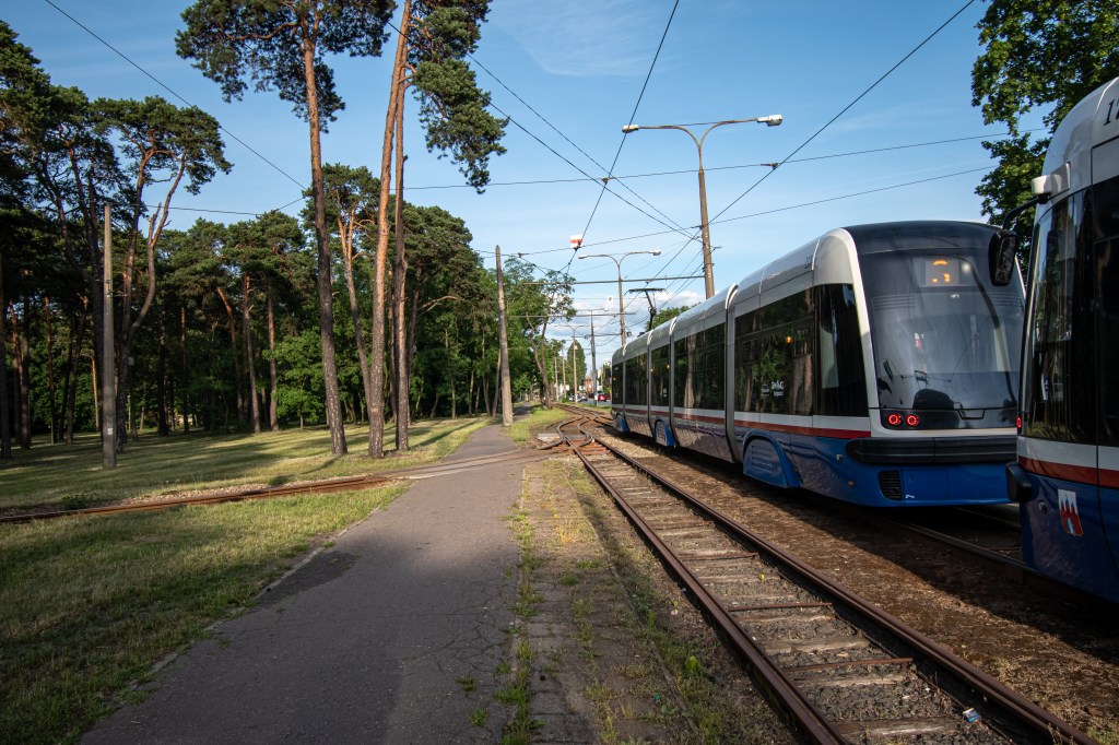 Jest tramwaj, ale mógł być także trolejbus na Wilczak-Jary.