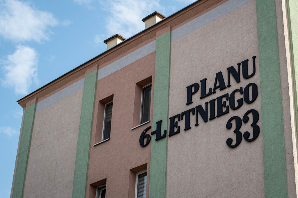 Na osiedlu Kapuściska na blokach wciąż widnieje nazwa "Planu 6-letniego".