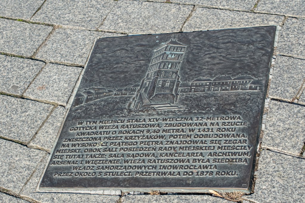 Tablica - wspomnienie po wieży ratuszowej stojącej niegdyś na Rynku