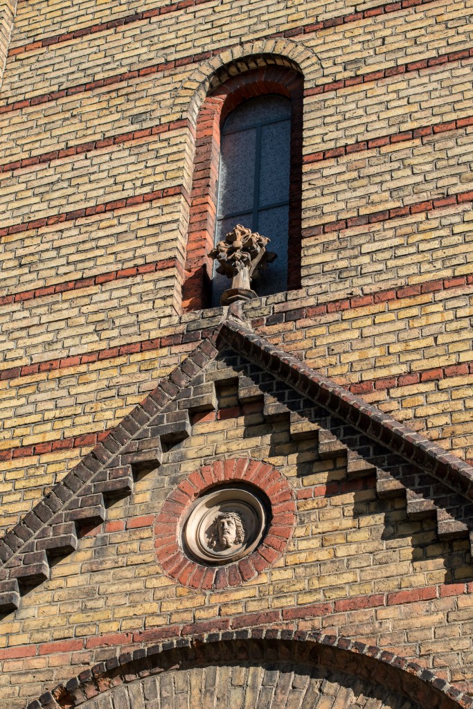 Neoromański kościół pw. pw. Świętego Krzyża