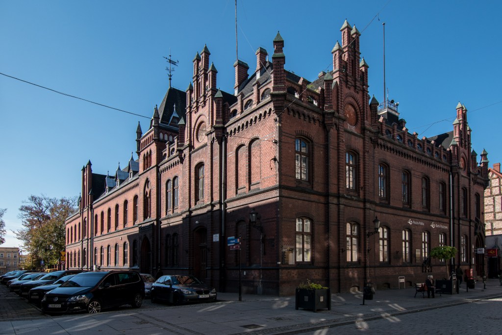 Gmach poczty przy "Królówce". Kiedyś w tym miejscu stały koszary, a nawet... zamek!