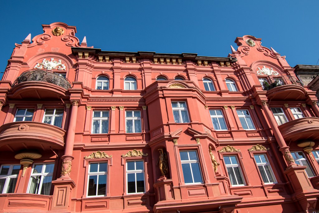 "Soczysta" kamienica pod numerem 46