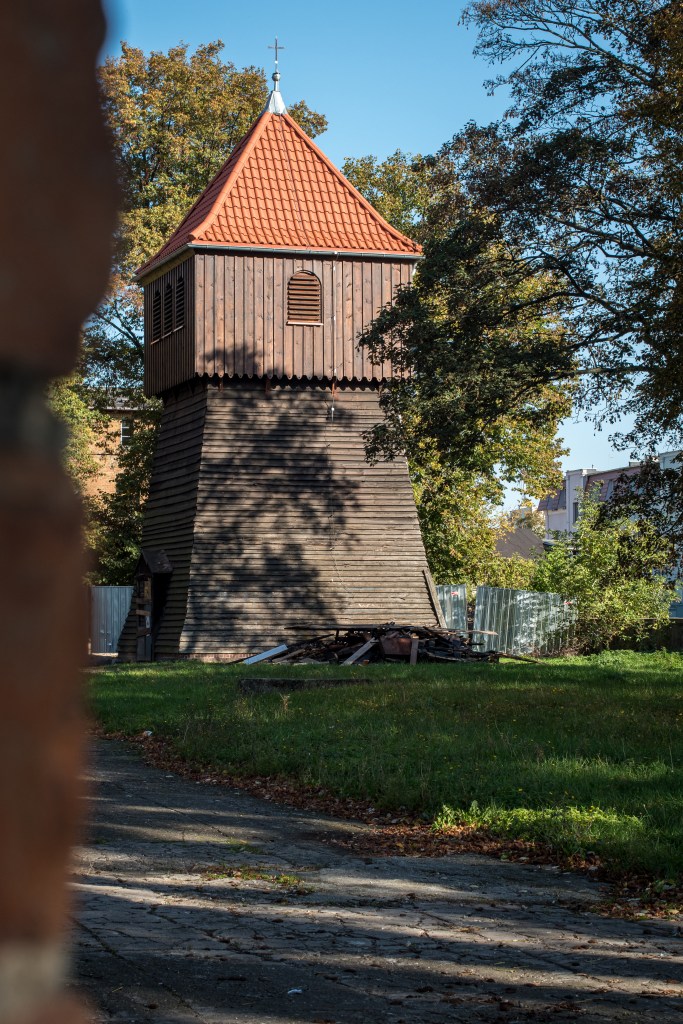 Drewniana, stuletnia dzwonnica. Inowrocław