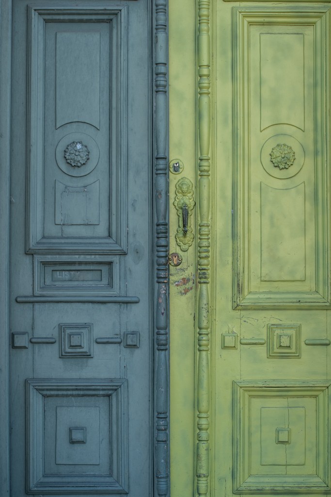 Klimatyczne drzwi do jednej z kamienic przy Rynku