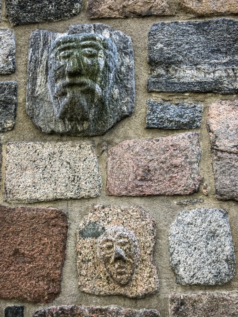 Przypadkowe osoby, widzące oficjalny podział Inowrocławia na osiedla. Koloryzowane. 