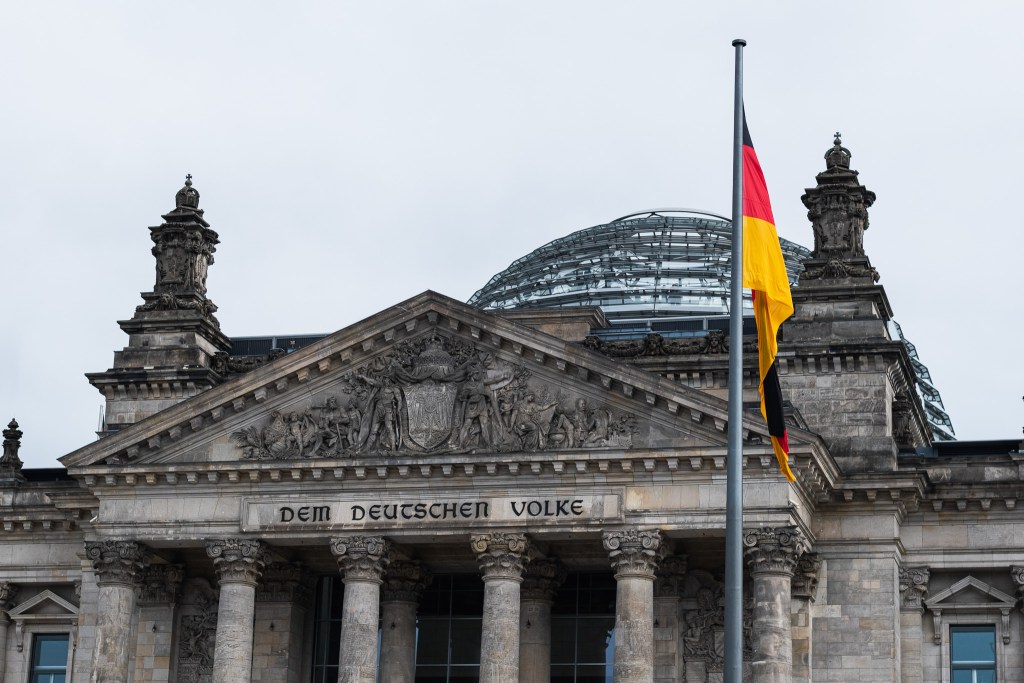 Reichstag - gmach parlamentu w Berlinie, łączący historię i (za sprawą wielkiej, szklanej kopuły) nowoczesność 