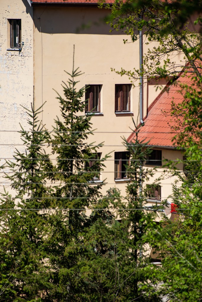 Archidiecezjalny Dom Rekolekcyjny to zdecydowanie jeden z największych budynków na osiedlu Piaski