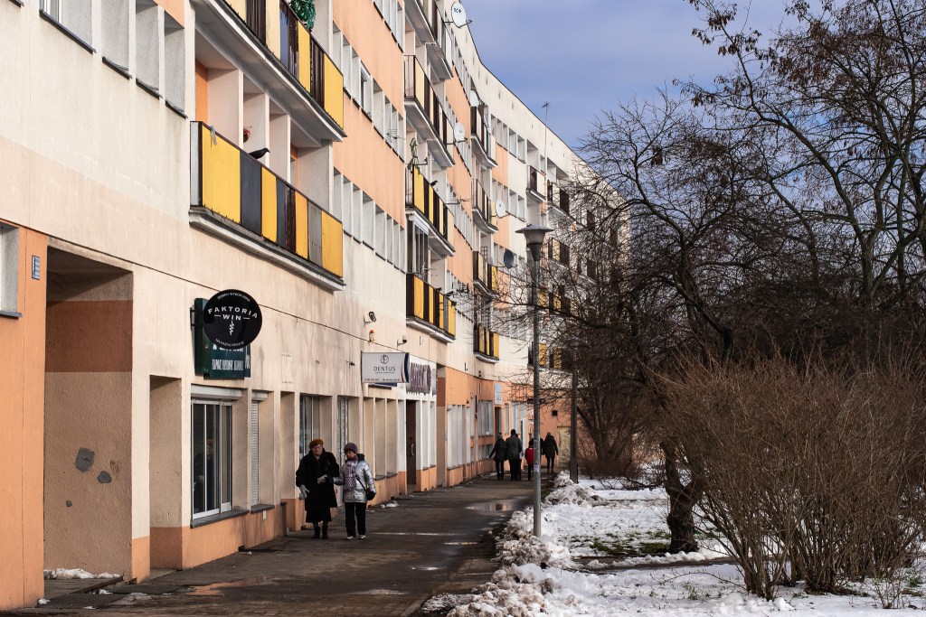 "Falowiec" na siedlu Błonie i znajdujący się na jego parterze pasaż handlowy