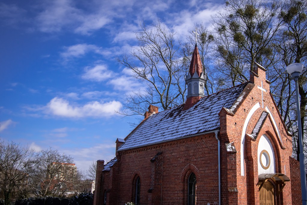 Poewangelicka kaplica na cmentarzu przy ul. Lotników na osiedlu Błonie