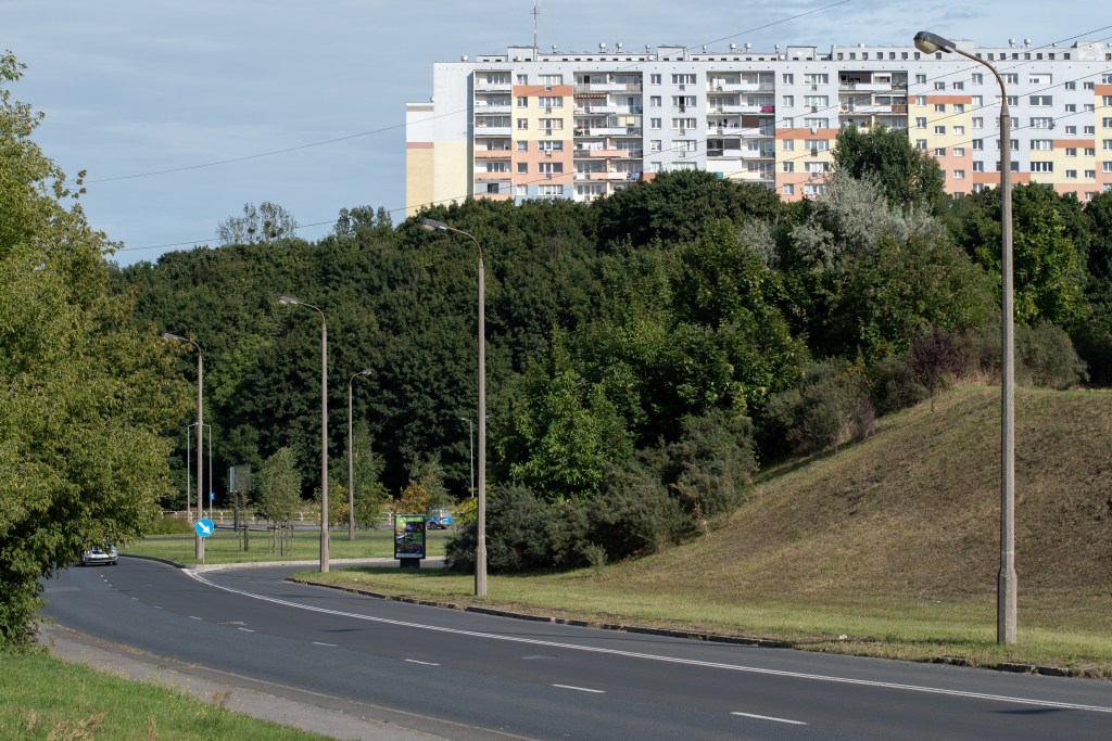 Bloki widoczne na zdjęciu znajdują się na osiedlu Wyżyny. Nazwa osiedla, jak widać, dobrze oddaje jego specyfikę
