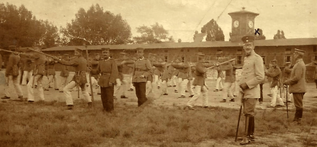 Ćwiczenia 3 Pułk Grenadierów Konnych - przełom XIX i XX w. (źródło: "Gazeta Wyborcza"). Osiedle Błonie.