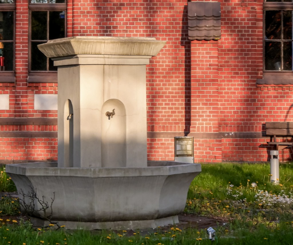Zabytkowe poidło dla koni, kiedyś stojące na Kozim Placu na Okolu