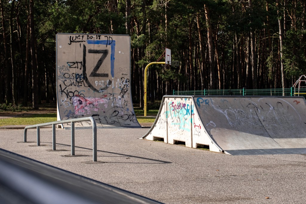 Skate park w parku przy ul. ks. Józefa Shulza na skraju osiedla Błonie