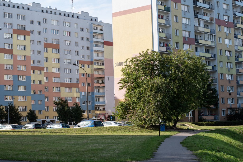 Ulica Ogrody na osiedlu Wyżyny - kiedyś faktycznie ogrody, dzisiaj bloki
