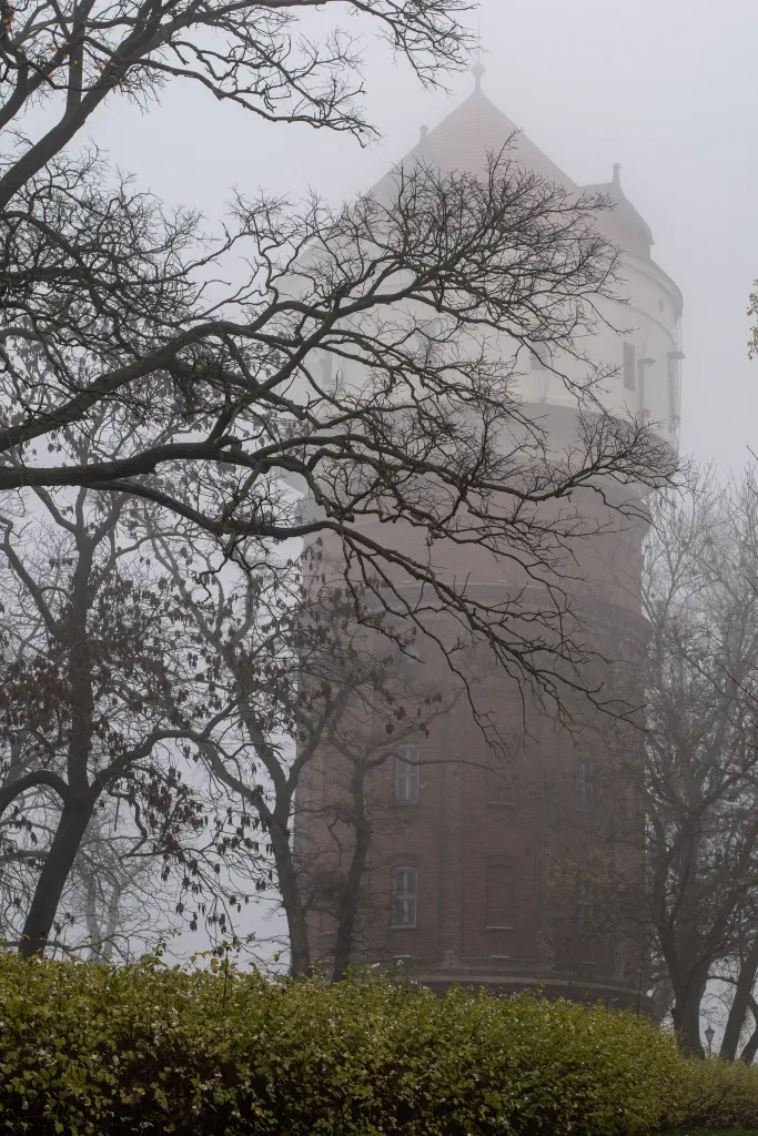 Wieża ciśnień przy skwerze im. Leona Wyczółkowskiego. Inowrocław