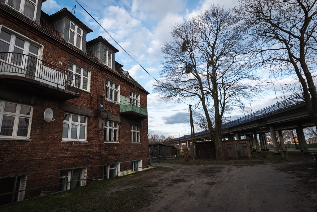 Dawne budynki kolejarskie pod Wiaduktami Warszawskimi na osiedlu Bydgoszcz Wschód