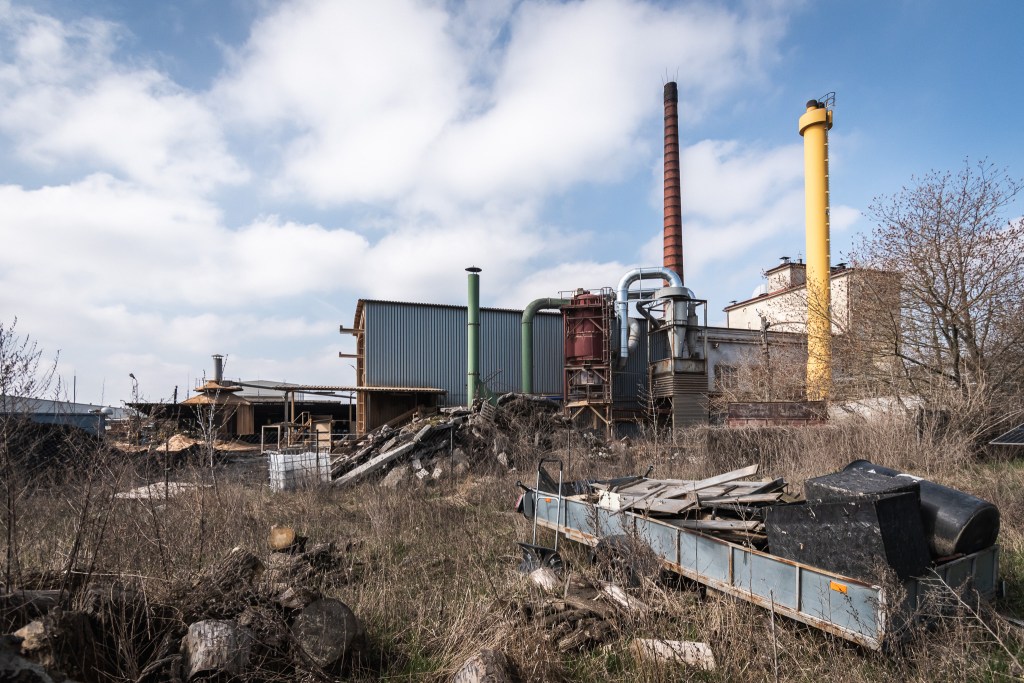 Zaplecze "Sklejki" od strony Lloyda nie wyglada najlepiej...