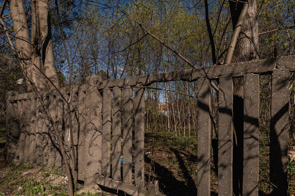 Po basenie został tylko fragment ogrodzenia na osiedlu Miedzyń