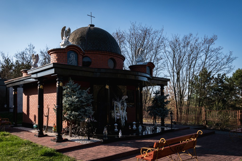 Małe mauzoleum na cmentarzu Najświętszej Maryi Panny z Góry Karmel