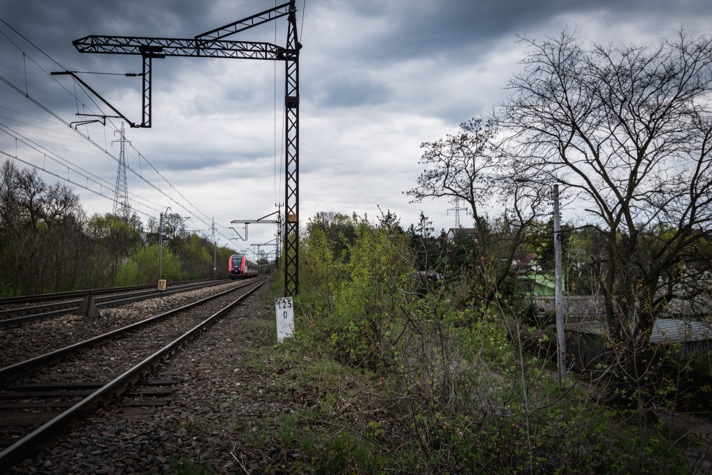 Nasyp kolejowy - granica między Miedzyniem i Okolem
