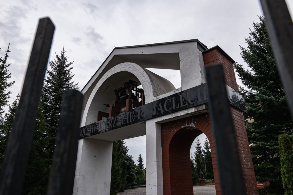 Kościół pw. bł. Michała Kozala Biskupa i Męczennika oraz znajdująca się obok dzwonnica. Osiedle Miedzyń w Bydgoszczy