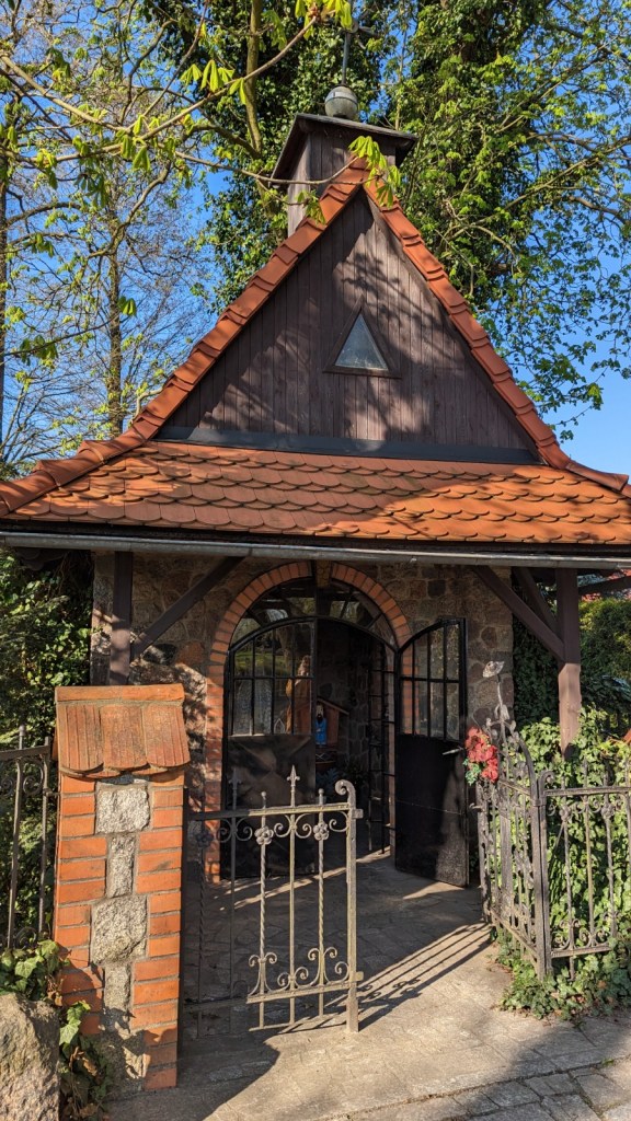 Jeziorka przy ul. Prądy i Lisiej oraz stojąca obok kapliczka