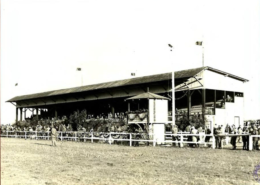 Trybuny przy dawnym bydgoskim hipodromie. Źródło: Kujawsko-Pomorska Biblioteka Cyfrowa